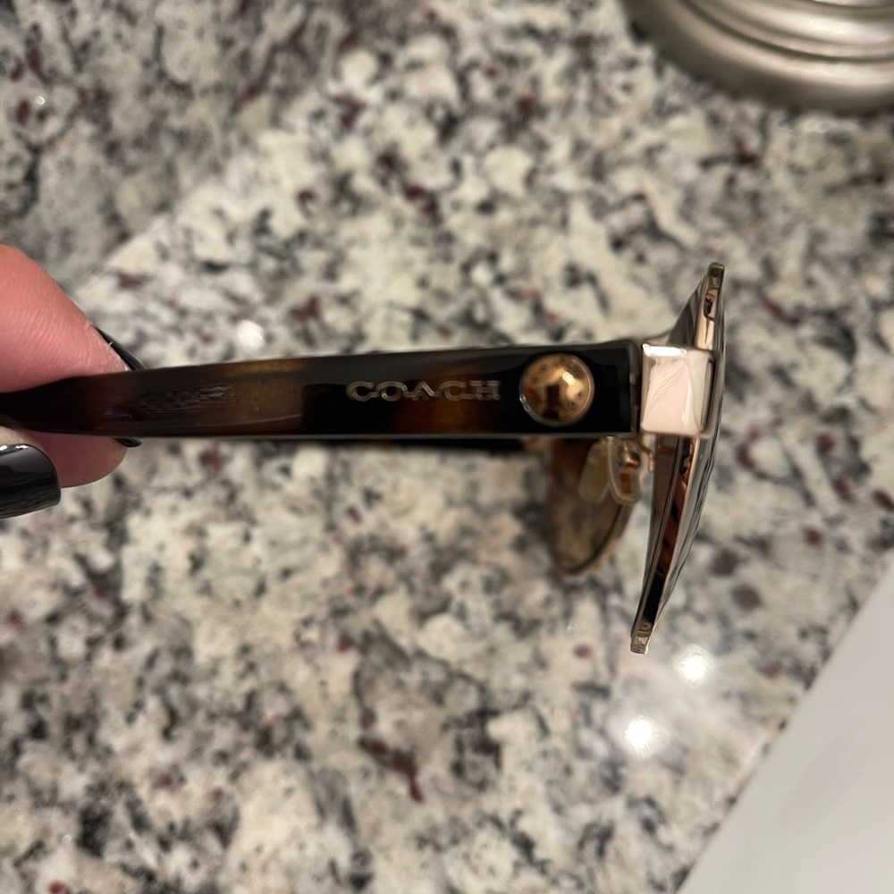 Coach sunglasses - Picture 4 of 6